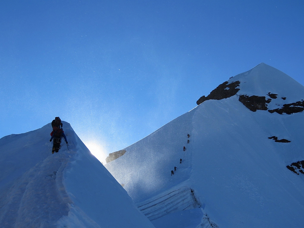 Pequeno Alpamayo summit push