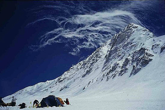 Strong winds visible from camp 2